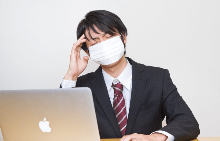 マスクをしている男性